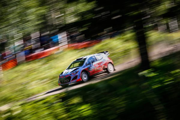Thierry Neuville fährt in Finnland auf Rang vier