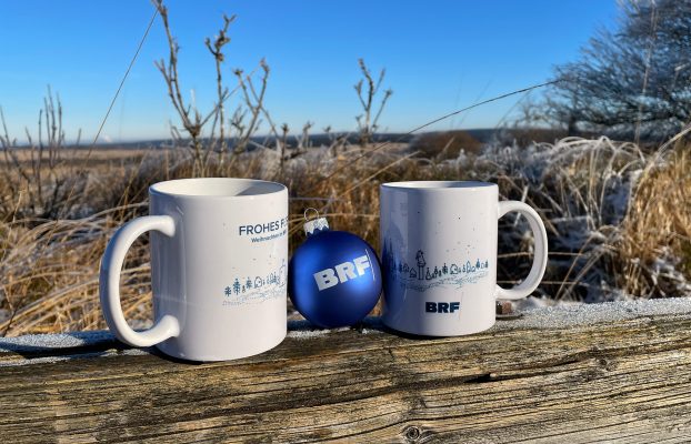 BRF-Weihnachtskugel auf dem winterlichen Hohen Venn